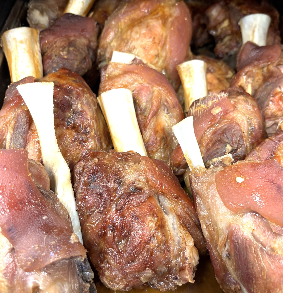 Goldbraun gebratene Schweinshaxen mit knuspriger Kruste für den Bayrischen Abend
