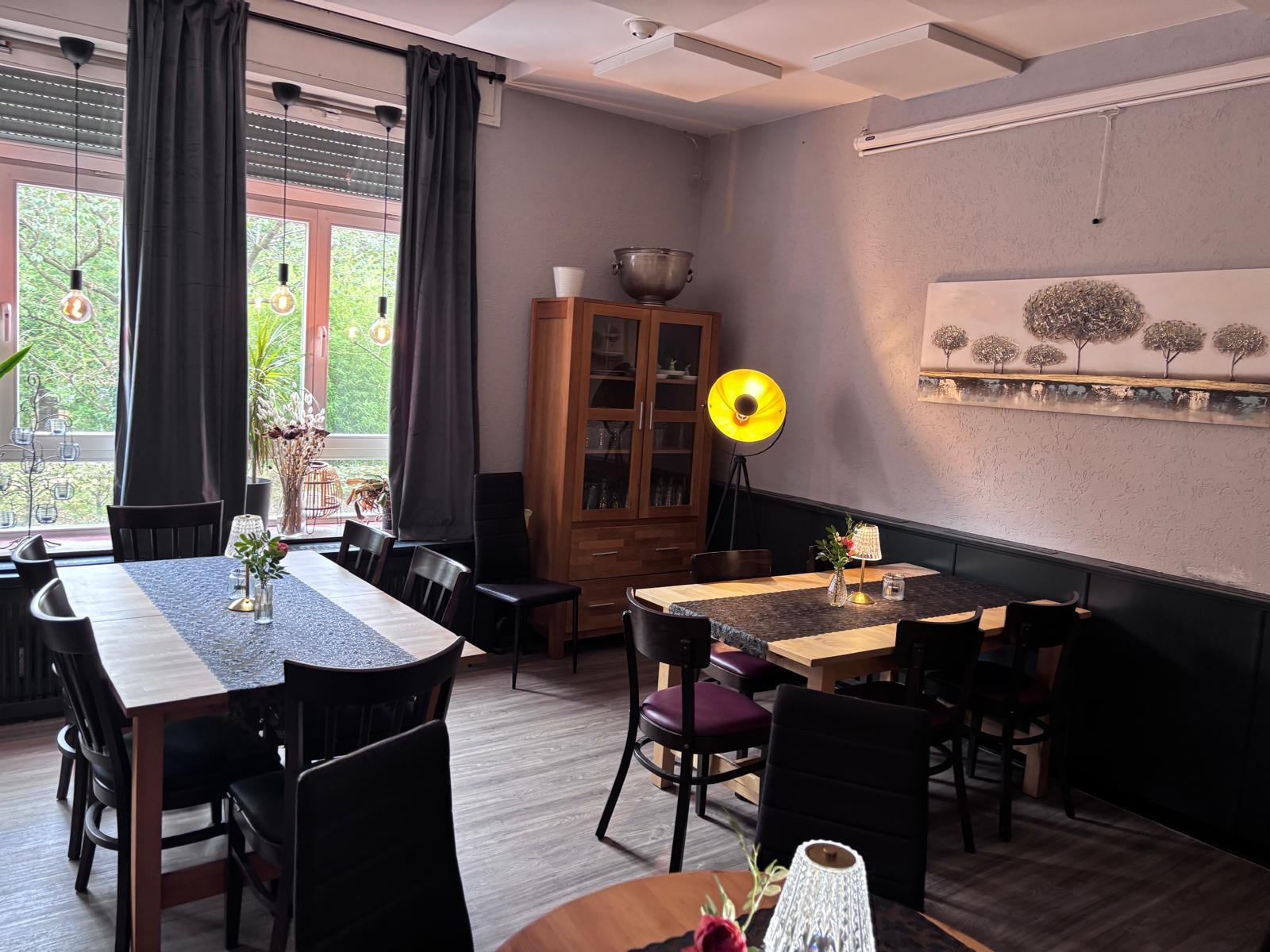 Originalaufnahme mit Tischen am Fenster und dunkler Sitzbank