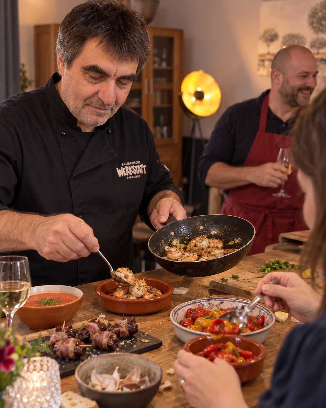 Alf und ein Teilnehmer bereiten Garnelen und mariniertes Gemüse für Tapas zu