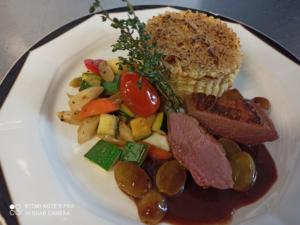 Entenbrust Traubensauce, Kartoffelgratin