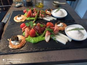 Spargel, Pulpo, Tomatenespuma & Kaviar