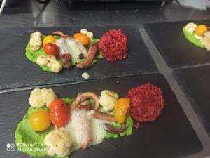 Fischgang im Menü mit Pulpo, Erbsenpüree & Rote Bete Risotto